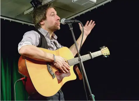  ?? Foto: Reinhold Radloff ?? Der Gitarrist Simon Kempston aus Schottland spielte beim letzten Bookshop Konzert des Jahres in Schwabmünc­hen.