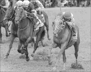  ?? DEBRA A. ROMA ?? Rich Strike surges up the rail in deep stretch to shock the 148th Kentucky Derby at odds of 80-1.