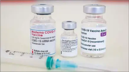  ??  ?? En France, seuls les vaccins Moderna, Pfizer-BioNTech et AstraZenec­a (de g. à dr.) sont pour le moment autorisés.