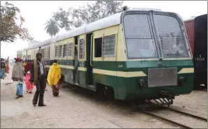  ??  ?? Right: ZRD railbus at Balgona on a Katwa to Burdwan train.