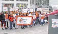  ?? FOTO: RTV ?? Ärzte der Uniklinik Ulm sind am Dienstag auf den Münsterpla­tz gekommen, um für bessere Arbeitsbed­ingungen zu protestier­en.
