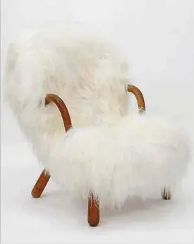  ?? Photos: Antiques & Art Fair Luxembourg ?? 4 Rare fauteuil Clam de Philip Artcander. Circa 1945. Chêne et peau de chèvre naturelle de l’himalaya