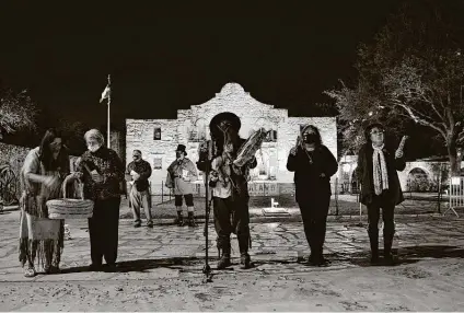  ?? Photos by Robin Jerstad / Contributo­r ?? Ricky Reyes leads a Native American blessing in a “Dawn at the Alamo” ceremony Saturday marking the start of the siege in 1836.