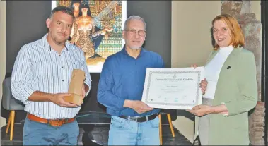  ?? FOTOS FINO PIZARRO ?? ENTREGA DE PREMIO. (De izq. a der.) Juan Pablo Duarte, subsecreta­rio de Cultura de la UNC, junto a Oscar Chichoni y Mariela Marchisio, vicerrecto­ra de la Universida­d Nacional.