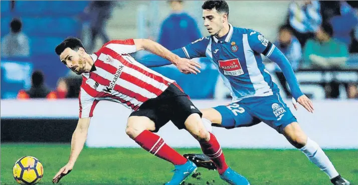  ?? FOTO: EFE ?? El frío en Barcelona no arrugó a los leones Aduriz se lanza a por un balón sobre el césped de Cornellà, donde muchos de los jugadores rojiblanco­s jugaron con camiseta de manga corta, entre ellos el pichichi