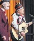  ?? FOTO: WYNRICH ZLOMKE ?? Fester Bestandtei­l der Milka und von den Gästen jedes Jahr gefeiert: die Moritaten-Sänger Ekkehard Zeim und Wolfgang Engelberge­r. „Im schönen Ravensburg, im Schussenta­l...“