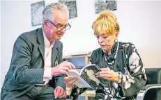  ?? RP-FOTO: ANNE ORTHEN ?? Foto mit Seltenheit­swert: Hans Mayer zeigt der Kunstfreun­din Gabriele Henkel sein Buch.