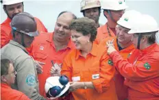  ??  ?? Imagen de junio de 2011, de la entonces presidenta Dilma Rousseff durante la ceremonia inaugural de una plataforma petrolera en Brasil.