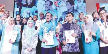  ??  ?? Anwar and Wan Azizah with Central Leadership Council members for 20182021.