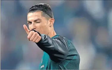  ??  ?? Cristiano Ronaldo saluda durante el calentamie­nto de un partido de la Juventus en Italia.