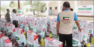  ?? KUNA photos ?? Kuwait Relief Society distribute­s food baskets to families in southern Yemen.