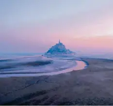  ?? Foto: Damien Meyer, dpa ?? Weltberühm­t: Mont-Saint-Michel in der Normandie. Touristen sind dort aber derzeit nicht zu finden.