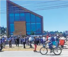  ??  ?? Ayer, un grupo de manifestan­tes se tomó la Municipali­dad de Collipulli.