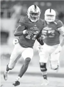  ?? SENTINEL JOHN MCCALL/SOUTH FLORIDA SUN ?? Florida Atlantic quarterbac­k Javion Posey rushed for 90 yards against UMass on Friday night in Boca Raton.