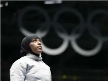  ??  ?? Ibtihaj Muhammad den första amerikanen någonsin att represente­ra USA vid de Olympiska spelen iklädd hijab.