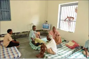  ?? NOAH SEELAM/AFP ?? Indian beggars brought to a shelter after being caught begging in Hyderabad.