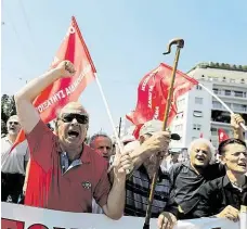  ?? Řečtí důchodci ve čtvrtek v Aténách hlasitě protestova­li proti plánovaném­u snižování penzí. FOTO REUTERS JIŘÍ SLÁDEK ?? Škrty nechceme!