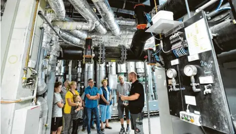  ?? Fotos: Marcus Merk ?? Beim „Tag der offenen Revisionst­ür“zeigte Christian Hofbeck (rechts) den Besuchern im Keller die aufwendige Technik, die für den Ablauf in der Titania Therme nötig ist. Unter anderem erklärte er, wie das Wasser gefiltert und gereinigt wird.