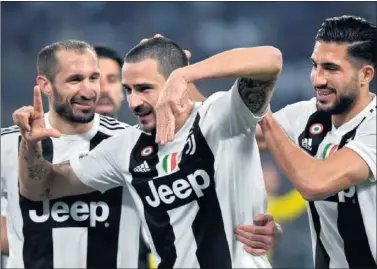  ??  ?? PARA MATILDA. Bonucci, entre Chiellini (izq.) y Emre Can (drch.) le dedica su gol a su hija recién nacida.