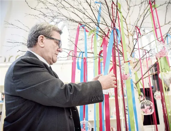  ??  ?? Jusqu’au 13 février, les citoyens sont invités à utiliser les arbres à souhaits installés dans les 25 bibliothèq­ues de Québec pour exprimer leur soutien aux familles des victimes. Tous les messages seront remis au Centre culturel islamique de Québec....