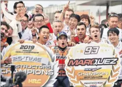  ??  ?? Marc Márquez celebra con Honda en Japón el título de constructo­res.