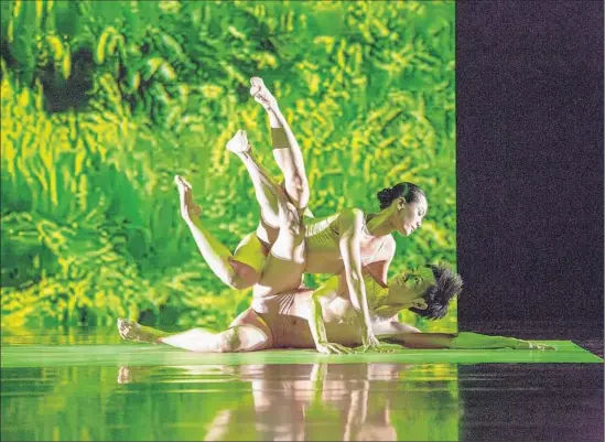  ?? Liu Chen-hsiang ?? CLOUD GATE
Dance Theatre’s Huang Pei-hua, top, and Tsai Ming-yuan are among the performers in “Rice” who embody soil, wind, water and other elements.