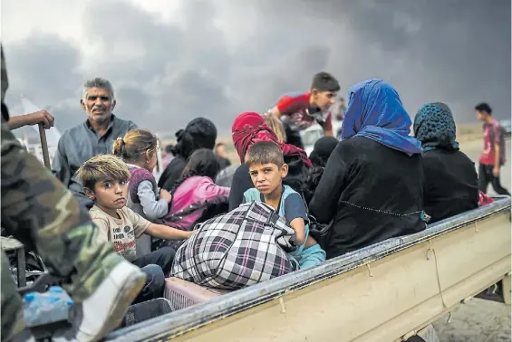  ?? AFP ?? Desamparad­os. Niños de familias sirias desplazada­s tras el combate de la coalición opositora contra las milicias del ISIS en la zona de Raqqa.