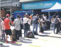  ?? / ATON ?? Largas filas se vieron ayer en el Terminal de Buses Sur de Santiago. La gente ya empieza a salir de vacaciones.