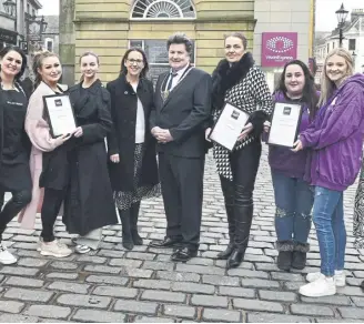  ?? ?? Falkirk independen­t traders receive awards for their good service