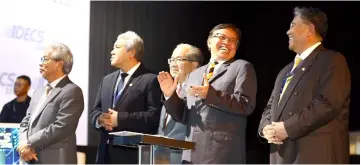  ??  ?? Abang Johari (second right), flanked by (from right) Morshidi, Uggah, Awang Tengah and Masing, after the launch of Sarawak Open Data platform. — Photo by Muhd Rais Sanusi