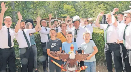  ?? FOTO: JUDITH MICHAELIS ?? Die Schützen des BSV Mehr bejubeln ihr neues Königspaar: Königin Carmen Overveldt und König Martin Feldhaus stehen in der Mitte.