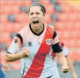  ?? RAYO VALLECANO ?? La capitana del Rayo, Auñón, celebra el gol de penalti al Barça