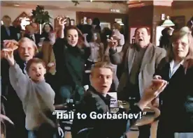  ?? ?? 必勝客餐廳中的客人，舉起披薩向戈巴契夫致­意。
(影片截圖)