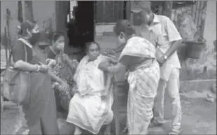  ?? ?? NEW DELHI
An old woman is being vaccinated in India during door to door drive.
-AFP