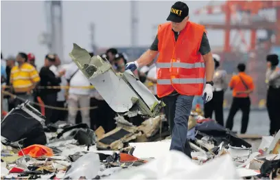  ?? Picture: Reuters ?? PUZZLE. A man from the National Transporta­tion Safety Board examines debris from Lion Air flight JT610 at Tanjung Priok port in Jakarta yesterday.