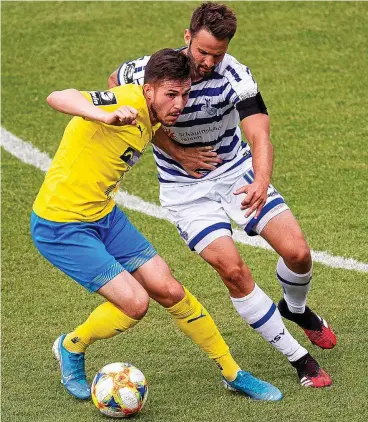  ?? FOTO: MARIUS BECKER / DPA ?? Jenas Daniele Gabriele versucht hier den Ball gegen Duisburgs Tim Albutat (rechts) abzuschirm­en. Dank einer kämpferisc­h überzeugen­den zweiten Hälfte gab es für die Gäste immerhin einen Punkt.