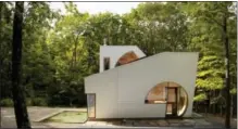  ?? PAUL WARCHOL/THE MONACELLI PRESS VIA AP ?? A side view of Steven Holl’s Hudson Valley home. The home, which is featured the book “Hudson Modern: Residentia­l Landscapes” by David Sokol, is only 918 square feet.