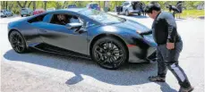  ?? FOTOS: AFP PHOTO UTAH HIGHWAY PATROL/HO; SCOTT G. WINTERTON/DPA ?? Aussteigen bitte, umsteigen bitte: Der fünfjährig­e Adrian am Ende seiner Autobahn-Alleinfahr­t – und vor einer Spritztour im Lamborghin­i eines netten Spontan-Chauffeurs.