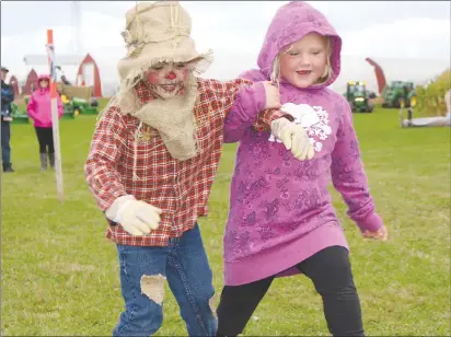  ?? MILLICENT MCKAY/TC MEDIA ?? Brett Decoste, 5, and Ellie MacLean, 4, were among the participan­ts in three-legged race at Kool Breeze Farms on Sunday.