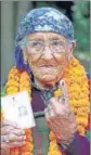  ?? AQIL KHAN /HT ?? 102-year-old Tulki Devi of Kullu flashing her inked finger after casting vote