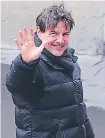  ??  ?? AMABLE. Tom Cruise ha rodado una escena de persecució­n en la capital francesa, y entre toma y toma ha saludado a los curiosos que se han acercado a la zona. Los actores estuvieron en la famosa Avenue de l’Opera en París (Francia). La estrella de Hollywood regresa a su personaje Ethan Hunt en “Misión imposible 6”, la última entrega de esta saga, prevista para su estreno en julio del próximo año.