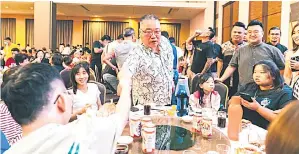  ?? ?? DEKATI RAKYAT: Tiong bersalaman dengan orang ramai yang hadir pada Majlis Makan Malam Tahun Baharu Cina PDP di Sibu, kelmarin.