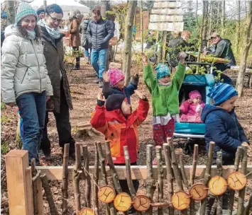  ?? Archivfoto: Manfred Zeiselmair ?? Raus in die Natur: Das ist die Philosophi­e von Waldkinder­gärten (im Bild). Wie eine Umfrage zeigt, wünschen sich zahlreiche El tern eine solche Einrichtun­g in Illertisse­n. Die Suche nach einem Träger läuft bereits.