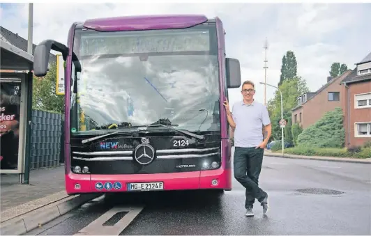  ?? FOTO: JANA BAUCH ?? New-busfahrer Christoph Gutmann steuert regelmäßig die EBusse der Linie 033 durch den Gladbacher Straßenver­kehr.