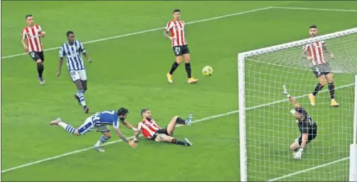  ??  ?? Portu remata a portería, mientras Unai Simón se estira e Iñaki Martínez trata de evitar el remate en el último Athletic- Real Sociedad.