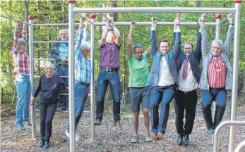  ?? FOTO: RENATE HABERMAAS ?? Bürgermeis­ter Johannes Henne (Dritter von rechts) und Vertreter aus dem TUS und Ralf Bäuerle von der Sparkasse zeigen wie das Training an der neuen Calistheni­cs-Anlage funktionie­rt.