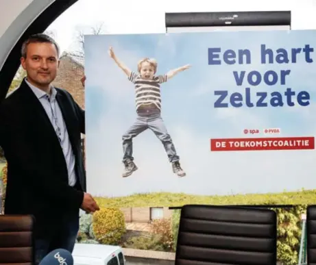  ??  ?? Geert Asman (l.) wordt in Zelzate de eerste PVDAschepe­n van het land, met SP.Alijststre­kker Brent Meuleman als burgemeest­er.