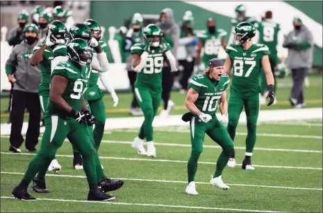  ?? Adam Hunger / Associated Press ?? New York Jets wide receiver Braxton Berrios (10) and teammates react after Sunday’s win over the Cleveland Browns.