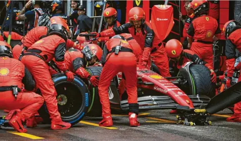  ?? Foto: Christian Bruna, dpa ?? Beim Reifenwech­sel war noch alles in Ordnung. Später schied Ferrari‰Pilot Charles Leclerc jedoch wegen eines Motorschad­ens aus.