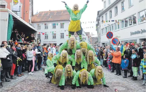  ?? ARCHIVFOTO: GISELA SGIER ?? Eine beeindruck­ende Pyramide zeigen die Blätterhex­en aus Wuchzenhof­en beim Narrenspru­ng in Leutkirch.